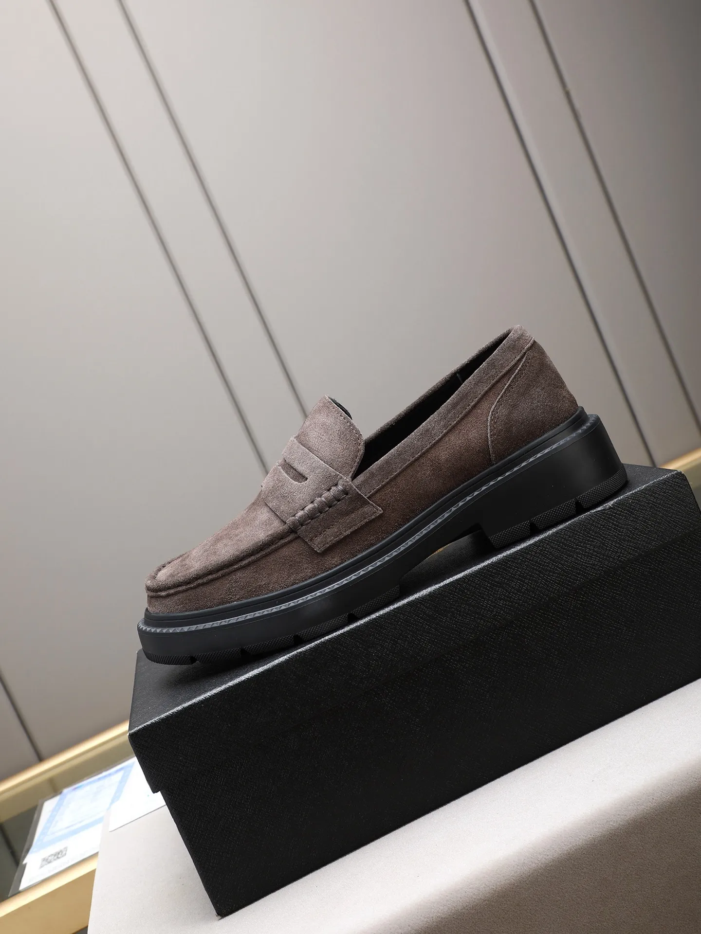 Men's shoes💰480 [Available on Tmall and Taobao major platforms] Prada men's best-selling premium casual leather shoes, imported first-layer matte cowhide loafers combine exquisite elements with modern charm, are strong in toughness, resistant to folding, not easily deformed, and durable in wear! Water-dyed sheep's ➕cow pad! Foam ultra-light and wear-resistant outsole, code number 38-44 (45 is custom-made, non-returnable and non-exchangeable)